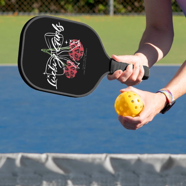Retro Lucky Girls Cherry Quote Pickleball Schläger (InSitu)