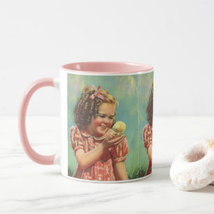 Retro-Mädchen mit Baby-Küken, glückliches Kind läc Tasse