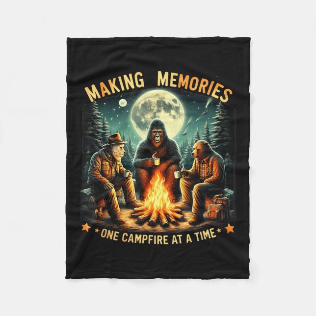 Retro Making Memories One Campfire At A Time Bigfo Fleecedecke (Vorderseite)