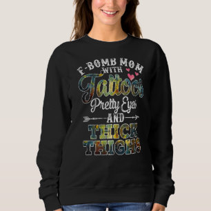 Retro-Mama der Bombe mit Tattoos, Hübsche Augen un Sweatshirt