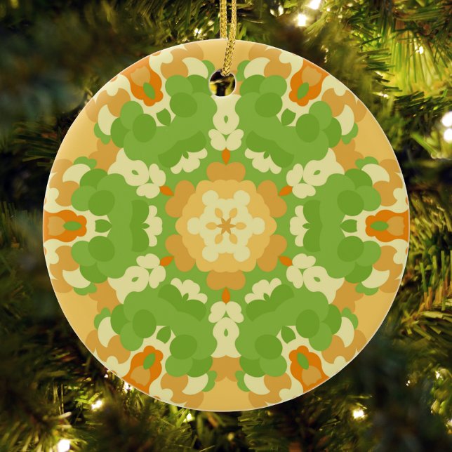 Retro Mandala Green und Orange Keramik Ornament (Green and Orange Retro Mandala Ornament by Wormhole Orbital)