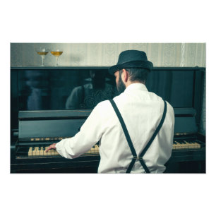 Retro-Mann spielt Klavier und raucht Fotodruck