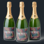 Retro Maximalist Geometric Aquamarin Christmas<br><div class="desc">Dieses Retro,  maximalistisch,  kitschig und modern "Frohe Weihnachten" Ferienflasche-Label zeichnet sich durch einen aquamarinen Hintergrund mit geometrischen Mustern aus. Personalisieren Sie es für Ihre Bedürfnisse. In meinem Geschäft finden Sie passende Produkte.</div>