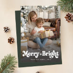 Retro Merry und Bright Christmas Foto Feiertagskarte<br><div class="desc">Diese Retro Merry and Bright Weihnachts Foto Holiday Card bietet ein gepflegtes und raffiniertes Design mit einem kompletten Foto und großer Schrift "Merry   Bright" Typografie. Der lässige Retro-Stil fügt sich mühelos in die natürliche Umgebung ein und eignet sich somit hervorragend für Familien,  die einen zeitlosen Urlaub verbringen möchten.</div>