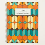 Retro Mid Century Mod Orange Personalisiert 2025 Planer<br><div class="desc">Mit diesem Retro Mid Century Modern Pattern Personalisierten Planer, der ein kühnes orangefarbenes und blaues Design bietet, treten Sie ein in den Stil! Inspiriert durch klassische Ästhetik der Mitte des Jahrhunderts, verbindet dieser Planer elegante geometrische Formen und lebendige Farbtöne für einen zeitlosen, aber trendigen Look. Ideal, um mit einer Touch...</div>