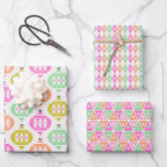 Retro Mid Century Ornaments Peach Green Christmas Geschenkpapier Set<br><div class="desc">Ein lustiges und festliches Retro-Weihnachtsmuster inspirierte mein modernes Design aus der Mitte des Jahrhunderts. Vintage Ornamente,  Schneeflocken im atomaren Stil,  Sterne und Dreiecksformen in den nicht traditionellen Weihnachtsfarben von hellgrün,  rosa,  pfirsichfarben und gold.</div>