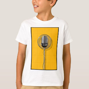 Retro Mikrophon auf kräftigem Gelb T-Shirt