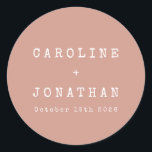 Retro Minimalistisch Dusty Rose Schreibmaschine Ho Runder Aufkleber<br><div class="desc">Fügen Sie Ihren Gastgeschenke Hochzeiten einen Vintagen Charme mit diesem Retro Minimalistischer Schreibmaschine Schriftart Custom Wedding Classic Round Sticker hinzu! Der weiche, staubige Hintergrund der Rose ergänzt wunderbar die schlichte weiße Typografie in einem klassischen Schriftart der Schreibmaschine und schafft so ein zeitloses und elegantes Design. Diese Aufkleber sind ideal zum...</div>