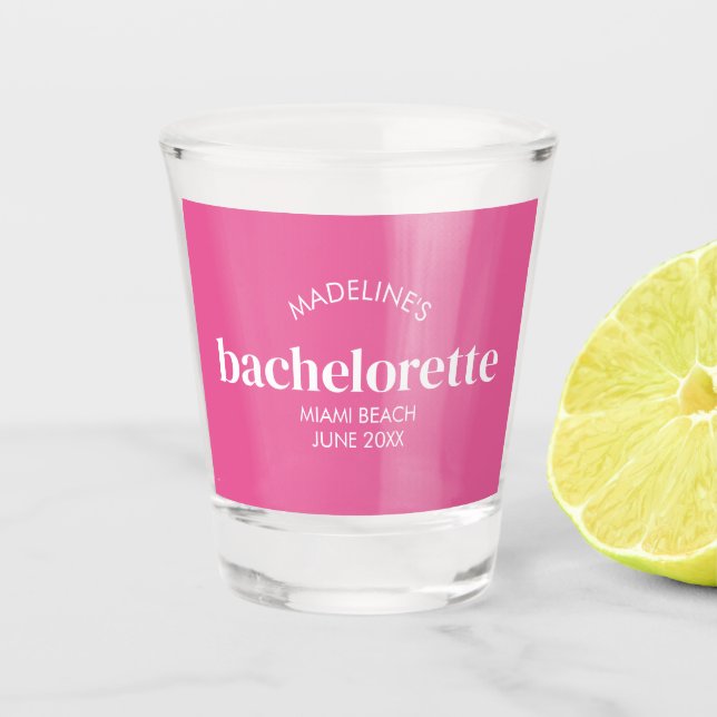Retro Modern Bright Pink Girly Bachelorette Schnapsglas (Vorderseite)