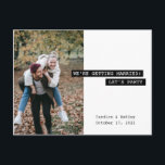 Retro Modern Label Maker Save the Date Foto Spaß Postkarte<br><div class="desc">Eine lustige Möglichkeit,  mit diesem Rett Our Date Ansage Postcard den ikonischen weißen Text des Retro-Etikettenmachers auf schwarzen Streifen zu bringen! Teilen Sie ein Foto von Ihnen mit einer schnellen Nachricht an Ihre Familie und Freunde. Einfach und doch anders für alle Etikettenliebhaber da draußen!</div>