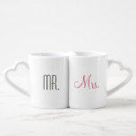 Retro Modern Mr. and Mrs. Liebestassen<br><div class="desc">Dieses zauberhafte Set der modernen Tasse-Liebhaber aus der Mitte des Jahrhunderts zeigt "Mr." auf der Vorder- und Rückseite einer Tasse und "Mrs." auf der Vorder- und Rückseite der anderen Tasse.</div>