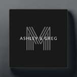 Retro Modern Name/s Editable Monogramm Schwarz & G Fotoplatte<br><div class="desc">Stilvoll anpassbares Retro-modernes Monogramm,  bearbeiten,  wie Sie wollen!</div>