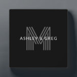 Retro Modern Name/s Editable Monogramm Schwarz & G Fotoplatte<br><div class="desc">Stilvoll anpassbares Retro-modernes Monogramm,  bearbeiten,  wie Sie wollen!</div>