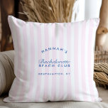 Retro Modernes Vintages Rosa & Navy Blue Bachelore Kissen<br><div class="desc">Fügen Sie Ihrem Bachelorette-Fest eine Touch Retro-Charme hinzu, mit dem individuell anpassbaren Retro Modern Vintag Pink & Navy Blue Bachelorette Kissen. Der gesamte Text dieser Vorlage ist editierbar, sodass Sie ihn an den einzigartigen Stil und das Thema Ihrer Feier anpassen können. Das Hotel wurde als Ergänzung zur Kollektion "Retro Modern...</div>