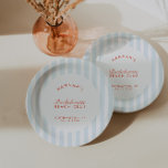 Retro Modernes Vintages Rot & Blau Bachelorette Pappteller<br><div class="desc">Diese Teller vereinen mühelos Vintagen Charme mit einer modernen Drehung. Diese Teller wurden sowohl für Praxisnähe als auch für Ästhetik entworfen und fügen Ihrem Junggeselinnen-Abschied ein spielerisches und lebendiges Element hinzu. Ideal,  um Snacks oder Desserts zu servieren,  bringen sie eine Touch zeitlosen Flairs zu Ihrer Feier.</div>