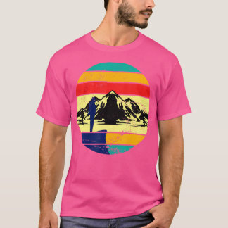Retro Mountain Wandern Im Fünfspänner über den Got T-Shirt