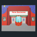 Retro Movie Theater Notepad Notizblock<br><div class="desc">Die Sterne sind auf diesem Retro Movie Theater Notepad voll in Kraft - sowohl die Sterne am Nachthimmel als auch die Sterne auf dem silbernen Bildschirm. Dieses minimalistische Kunstdesign im Stil der 60er Jahre besticht durch die Fassade eines klassischen Kinos aus dem Goldenen Zeitalter des Kinos. Das rote Gebäude hat...</div>
