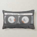 Retro Music Cassette Mix Tape Look Custom Text Lendenkissen<br><div class="desc">Dekorieren Sie Ihr Wohnzimmer stilvoll mit diesem "Retro Music Cassette Mix Tape Look Custom Text" Kissen. Sie können Ihr Monogramm,  Ihren Namen oder Text in dieses Design einfügen. Es ist einfach und macht Spaß.</div>