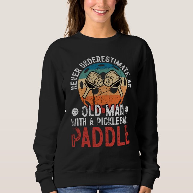 Retro Never Underestimate Old Man With A Picklebal Sweatshirt (Vorderseite)