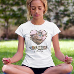 Retro Niedlich Cat Mama Herzstück Foto T-Shirt<br><div class="desc">Lass dein Kätzchen zeigen dir Liebe heute Mütter Tag mit diesem Coolen Retro Cat Mama T - Shirt! Dieser stilvolle 60er ist inspiriert mit dem Namen Ihres Haustieres,  mit einem Foto Ihres Pelzbabys in Form eines Liebe-Herzens,  mit niedlichen,  weißen Blume und Vintagem Text,  der "Cat Mama" liest.</div>