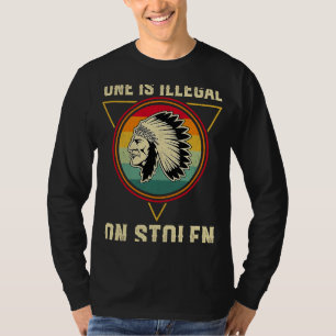 Retro niemand ist illegal auf gestohlene indigene  T-Shirt