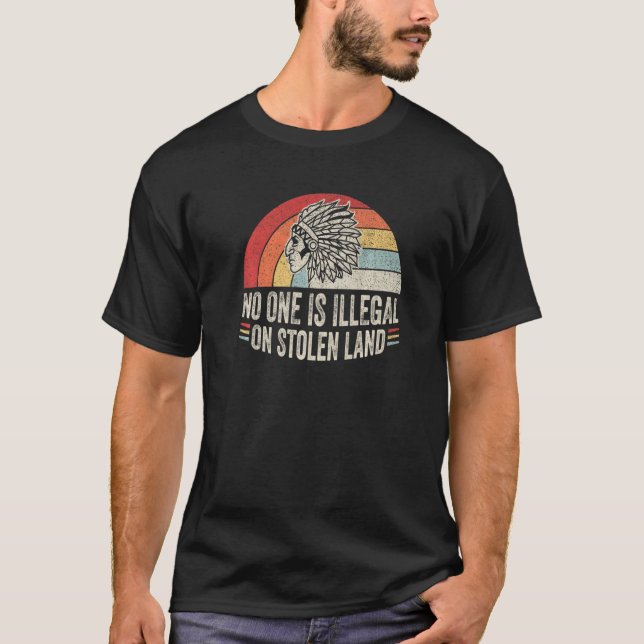 Retro niemand ist illegal auf gestohlenen Land ein T-Shirt (Vorderseite)