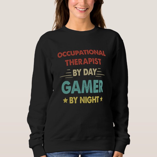 Retro Occupational Therapist By Day Gamer By Night Sweatshirt (Vorderseite)