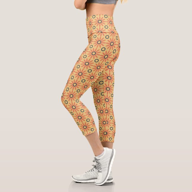 Retro Orange & Black Niedliches Abstraktes Blumenm Capri Leggings (Links)