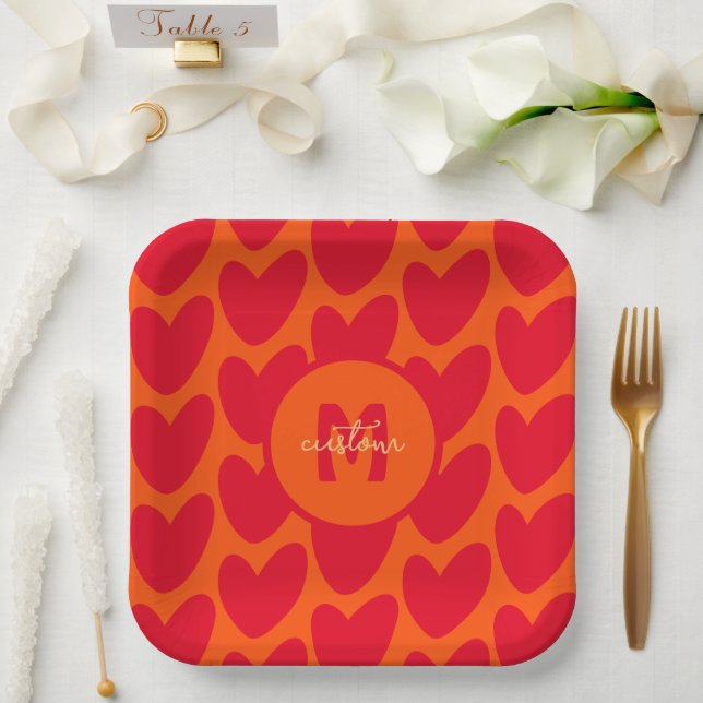 Retro Orange Groovy Red Hearts Name über Monogramm Pappteller (Hochzeit)