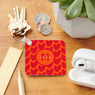 Retro Orange Groovy Red Hearts Name über Monogramm Schlüsselanhänger