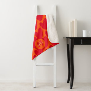 Retro Orange Groovy Red Hearts Name über Monogramm Sherpadecke