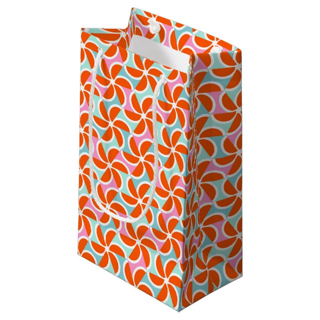 Retro orange Keil-Muster Kleine Geschenktüte (Vorderseite Schrägansicht)