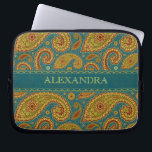 Retro Paisley Pattern Worm Tones Monogram Laptopschutzhülle<br><div class="desc">Wurmtöne Retro-Paisley-Muster auf blau-grünem Hintergrund. Anpassbare und optionale Monogramm. Verfügbar auf anderen Produkten.</div>