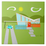 Retro Palm- Springhaus-Keramik-Fliese Fliese<br><div class="desc">Dieses Retro Palm- Springhaus mit Auto-Keramik-Fliese ist der Traum eines der Mitte des Jahrhunderts modernen Liebhabers. Die unbedeutenden KunstAusrüstungsbeschreibungen ein glattes orange und Glashaus mit einem drastisch schrägen Prüfzeichenformdach. Die rote Tür gleicht den orange Steinpflanzer aus, der mit dem Grün und dem dekorativen Türkis cinderblock Privatlebenschirm gefüllt wird. Geschwankte Betonblöcke...</div>