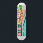 Retro Palm Springs Hotel Skateboard<br><div class="desc">Dieses Retro Palm Springs Hotel Skateboard ist so fabelhaft wie kitschig. Die helle, gräulich helle Regenbogenfassade wird von den limiengrünen Bergen und den spektakulär ikonischen Palmen überragt. Es gibt ein Party am Schwimmbecken mit Bade-Schönheiten und Muskelmännern, die Vitamin D aufsaugen, während sie die synchronisierten Schwimmer beobachten. Es scheint, dass nur...</div>