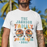 Retro Palmen Sonnenbrille Groovy Familienurlaub T-Shirt<br><div class="desc">Machen Sie sich mit diesem individuell gestaltbaren Familienurlaub-T - Shirt fit! Genießen Sie die sonnendurchfluteten Bars mit einer lebhaften Sonnenbrillenillustrierung, begleitet von schimmernden Palmen. Der Titel "Familienurlaub" Pop in einem bunten Retro-Schriftart, die eine Touch Nostalgie zu Ihrem Aufenthalt. Personalisieren Sie es mit Ihrem Familiennamen und dem aktuellen Jahr für einen...</div>
