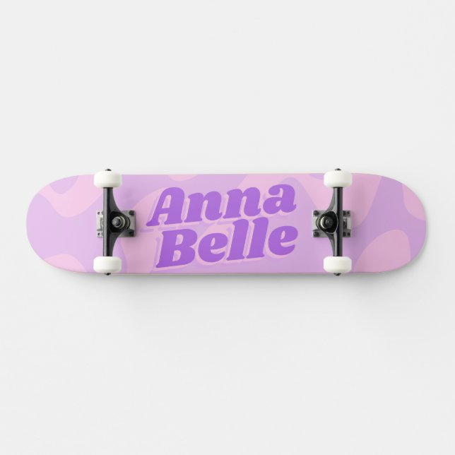 Retro Pastel Lila Groovy Moderne Typografie Skateboard (Horizontal)