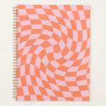 Retro Pastel Peach Karo Verzierte Karton Planer<br><div class="desc">Rhubarb rosa pfirsichrosa und pastellrosa Karos gestromt. Perfektes verschleiertes Design mit Schachbrettmuster. Moderne zerklüftete Schachbretter. Dieses schöne Retro psychedelische Design bringt Sie ins Wunderland. Verwarfte Karos in Pastellfarben. wirbelnd und wirbelnd,  Drehung-Karo,  karierte Muster</div>