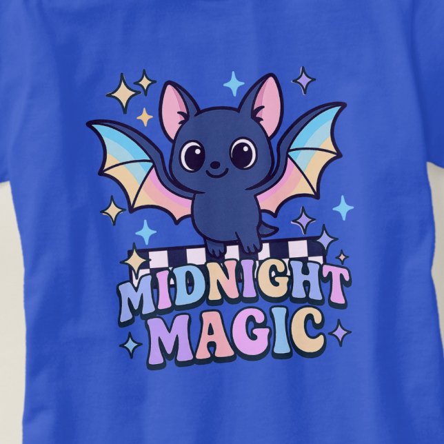 Retro Pastelcore Niedliches Halloween-Bat & Checke T-Shirt (The midnight magic kawaii bat design shines with retro pastel charm.)