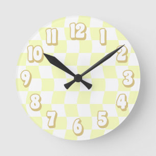 Retro Pastell Yellow White Wavy Checkerboard Runde Wanduhr