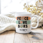 Retro Peace LIEBE Books Individuelle Name Kaffeetasse<br><div class="desc">Nehmen Sie Ihre Liebe für das Lesen mit unserem Retro Peace LIEBE Books Individuelle Name Kaffee Tasse. Diese spielerische und lebendige Tasse zeichnet sich durch ein Retro-Design aus, das die Freude der Bücher feiert. Die Worte "Friede", "LIEBE" und "Bücher" werden in fett angelegten, frommen Schriftart gezeigt. Um den Text herum...</div>