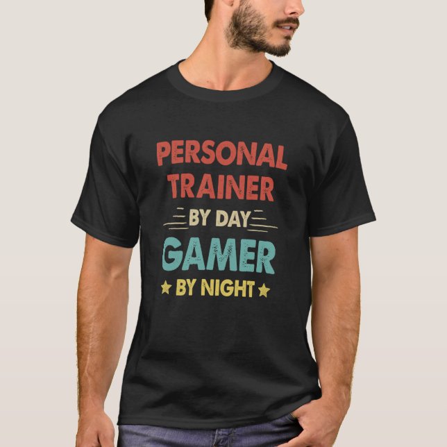 Retro Personal Trainer by Day Gamer by Night T-Shirt (Vorderseite)