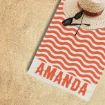 Retro Personalisiert passende Sommerferien Strandtuch<br><div class="desc">RETRO Personalisiert Beach Handtuch Name Badehandtuch Custom Pool Handtuch Strand Handtuch Handtuch mit Name Geburtstag Urlaub Geschenk personalisiert Küste Thema Strand Handtuch Orange und Creme mit schweren Streifen sind die perfekte Urlaubsgeschenk, Geburtstagsgeschenk oder Brautjunggeschenk für einen Familienurlaub Geschenk. Personalisiert mit Ihrem Namen und feiern Sie Ihren Familienurlaub stilvoll mit den...</div>