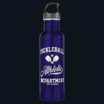 Retro Pickleball Athletic Department Custom Edelstahlflasche<br><div class="desc">Mit dieser lustigen Pickleball-Wasserflasche mit gekreuzten Paddeln,  Ball und Retro-Typografie können Sie stilvoll entspannen. Fügen Sie Ihren eigenen Text zu personalisieren - Spielername,  Teamname,  Clubname,  Stadt,  Stadt,  Turniername,  etc. Ein tolles Geschenk für Pickleball Spieler,  Trainer,  Teamkollegen,  etc.</div>
