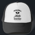 Retro Pickleball Athletic Department Custom Truckerkappe<br><div class="desc">Fun Pickleball Hut mit gekreuzten Paddeln,  Ball und Retro Typografie. Fügen Sie Ihren eigenen Text zu personalisieren - Teamname,  Clubname,  Stadt,  Stadt,  Turniername,  etc. Spielt noch mehr Spaß beim Pickleball.</div>