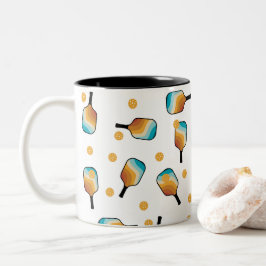 Retro Pickleball Paddles & Ball Pattern Zweifarbige Tasse