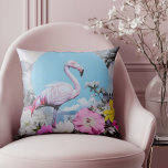 Retro Pink Flamingo Collage Kissen<br><div class="desc">Dieses Retro-inspirierte Design zeichnet sich durch ein gewagtes, pastellrosa Flamingo-Set vor einer hellblauen Kulisse aus und schafft einen ruhigen und dennoch auffallenden Kontrast. In der Umgebung des Flamingos erwecken zarte Blume in Rosa, Gelb und Weiß ein traumhaftes, Vintages Gartengefühl, das Natur und Pop mühelos verbindet. Dieses Kunstwerk im Coquette-Stil ist...</div>