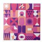 Retro Pink Lila Wine Bauhaus Muster Fliese<br><div class="desc">Retro Pink Lila Wine Bauhaus Muster Dekorative Tile mit einem Vintagen Weinmuster in Rosa,  lila und weiß. Perfekte Geschenke für Weinliebhaber zum Geburtstag,  Feiern,  Dankesgeschenke,  Muttertag,  Weihnachten und Feiertage Geschenkverpackung. Erstellt von Evco Holidays www.zazzle.com/store/evcoholidays</div>