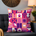 Retro Pink Lila Wine Bauhaus Muster Kissen<br><div class="desc">Retro Pink Lila Wine Bauhaus Pattern Kissen Kissen mit Vintagem Weinmuster in Rosa,  lila und weiß. Perfekte Geschenke für Weinliebhaber zum Geburtstag,  Feiern,  Dankesgeschenke,  Muttertag,  Weihnachten und Feiertage Geschenkverpackung. Erstellt von Evco Holidays www.zazzle.com/store/evcoholidays</div>