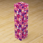 Retro Pink Lila Wine Bauhaus Muster Weinbox<br><div class="desc">Retro Pink Lila Wine Bauhaus Pattern Weingeschenkbox mit einem Vintagen Weinmuster in Rosa,  lila und weiß. Perfekt für Geburtstage,  Feiern,  Dankeschön,  Muttertag,  Weihnachten und Feiertage Geschenkverpackung. Erstellt von Evco Holidays www.zazzle.com/store/evcoholidays</div>